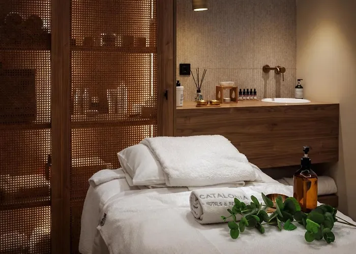 Exclusive Quietness In The Heart Of Madrid With Public Parking, Breakfast, 2 Bathrooms